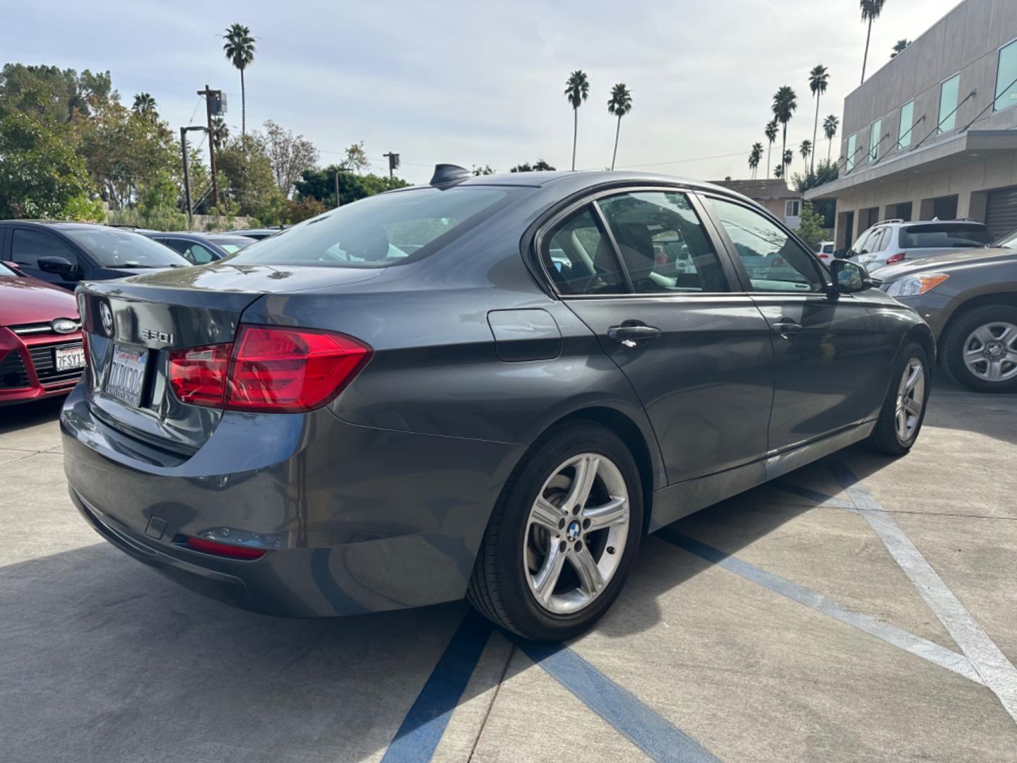 2014 Gray /Black BMW 3-Series 320i xDrive (WBA3C3C57EP) with an 2.0L L4 DOHC 16V engine, Automatic transmission, located at 30 S. Berkeley Avenue, Pasadena, CA, 91107, (626) 248-7567, 34.145447, -118.109398 - Navigation! Back-up camera! 2014 BMW 3-Series 320i xDrive - The Ideal Choice in Pasadena, CA Looking for top-tier BHPH cars in Pasadena, CA? Look no further than the 2014 BMW 3-Series 320i xDrive. As a reputable BHPH dealer in Los Angeles, CA, we take pride in offering some of the finest pre-own - Photo#4